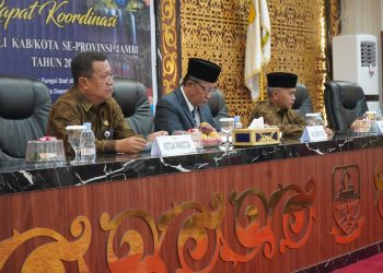 Wagub saat membuka Rapat Koordinasi Staf Ahli Kepala Daerah Se-Provinsi Jambi Tahun 2024, di Ruang Pola Kantor Gubernur Jambi, Kamis (22/02/2024). (Foto: Sobirin - Kominfo)