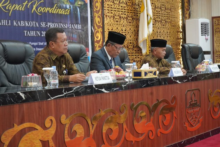 Wagub saat membuka Rapat Koordinasi Staf Ahli Kepala Daerah Se-Provinsi Jambi Tahun 2024, di Ruang Pola Kantor Gubernur Jambi, Kamis (22/02/2024). (Foto: Sobirin - Kominfo)