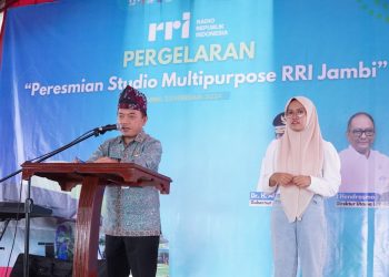 Gubernur Al Haris pada peresmian Studio Multipurpose LPP RRI Jambi di LPP RRI Jambi, Jum’at (23/02/2024) (Foto: Harun - Kominfo)