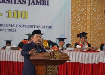 Al Haris saat menghadiri Rapat Terbuka Senat Universitas Jambi Wisuda Ke-108 di Balairung Universitas Jambi, Mendalo Darat Selasa (27/02/2024) (Foto: Eric -Kominfo)