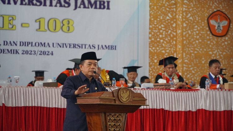 Al Haris saat menghadiri Rapat Terbuka Senat Universitas Jambi Wisuda Ke-108 di Balairung Universitas Jambi, Mendalo Darat Selasa (27/02/2024) (Foto: Eric -Kominfo)