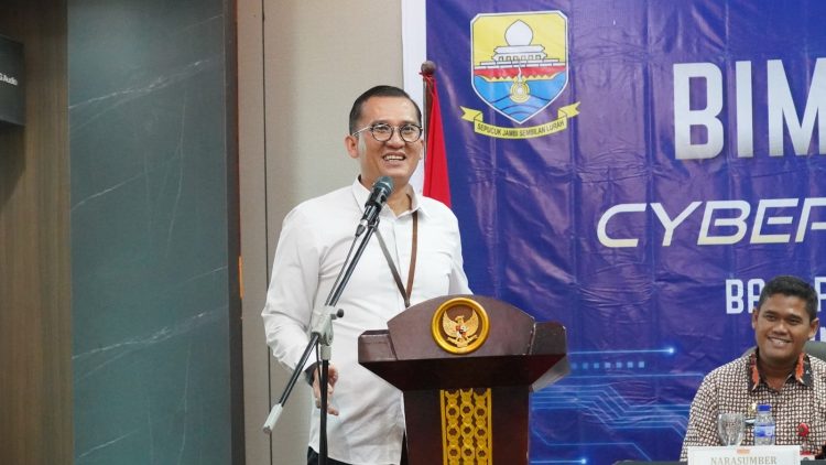 Ariansyah saat sembuka Bimbingan Teknis Cybersecurity Drilltest, Bagi Pengelola IT Pada Pemerintah Provinsi Jambi dan Kabupaten/Kota Se-Provinsi Jambi, di Shang Ratu Hotel, Rabu (28/02/2024). (Foto : Erict - Kominfo)