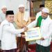 Gubernur Al Haris menyerahkan secara simbolis Bantuan Hibah Pemerintah Provinsi Jambi, Rabu (20/03/2024) (Foto: Erict - Kominfo)