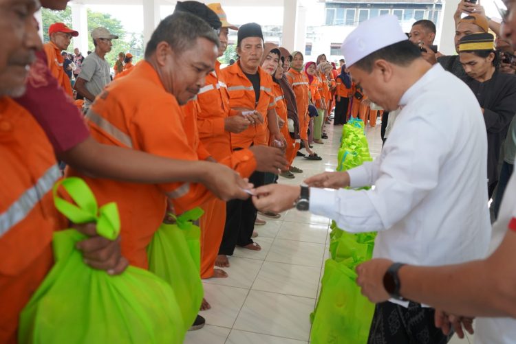 Al Haris Berikan Bantuan Sembako Bagi Petugas Kebersihan Kota Jambi di Auditorium Rumah Dinas Gubernur Jambi, Jum’at (22/03/2024) (Foto: Novriansah - Kominfo)