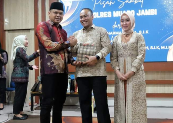 Ketua DPRD Kabupaten Muaro Jambi Yuli Setia Bakti Menghadiri Pisah Sambut dari AKBP Muharman Arta, S.I.K kepada AKBP Wahyu Istanto Bram Widarso, S.H., S.I.K., M.I.K. (dok. Humas)