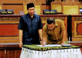 Ketua DPRD Bersama Sekda Tanda Tangani kesepakatan Paripurna Propemperda (dok. Hd)