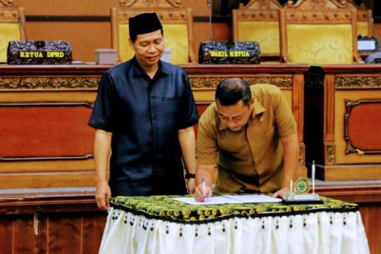 Ketua DPRD Bersama Sekda Tanda Tangani kesepakatan Paripurna Propemperda (dok. Hd)