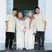 Bupati Romi Hariyanto bersama keluarga dalam suasana Idul Fitri 1445 Hijriah (dok. Ist)