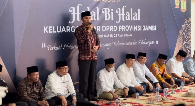 Edi Purwanto pada acara Halal Bihalal bersama dengan Keluarga Besar DPRD Provinsi Jambi, di Gedung DPRD Provinsi Jambi, Senin (22/4). (Dok. Hadian Humas)