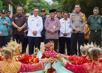 Wagub Sani saat Pembukaan SLI Operasional di Kabupaten Batang Hari Provinsi Jambi Tahun 2024 di Desa Selat, Kecamatan Pemayung, Kabupaten Batang Hari, Kamis (16/05/2024). (Foto: Diskominfo/Novriansah)