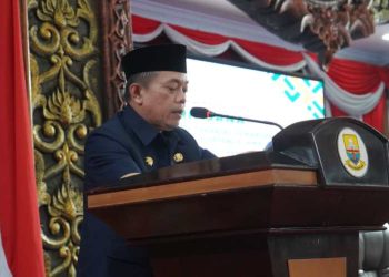 Gubernur Al Haris memberikan penjelasan kepada Dewan atas LKPJ untuk satu tahun 2023 di Ruang Rapat Paripurna DPRD Provinsi Jambi, Kamis (25/04/2024). (Foto: Diskominfo/Novriansah)