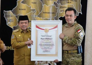 Penghargaan dari satuan khusus Kepolisian Negara Republik Indonesia untuk penanggulangan terorisme ini diterima langsung oleh Gubernur Al Haris di Rumah Dinas Gubernur Jambi, Senin (13/05/2024). (Foto: Diskominfo/Erict)