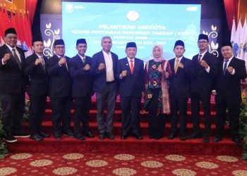 Gubernur Al Haris lantik 7 anggota komisioner KPID Provinsi Jambi masa jabatan 2024-2027 di Auditorium Rumah Dinas Gubernur Jambi, Kamis (16/05/2024). (Foto: Diskominfo/Agus)