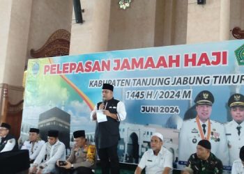 Wabub Robby Lepas 142 CJH Kabupaten Tanjab Timur di Masjid Agung Nur-Addarojat, pada Rabu (05/06/2024) (Dok. Ist)