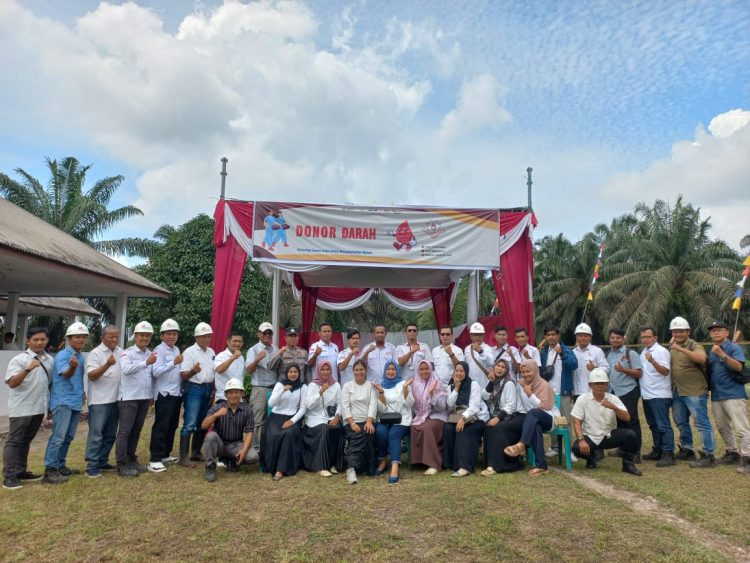 Foto berasama peserta donor darah dengan Pengurus PT Sumbertama Nusa Pertiwi (dok. Salimbai.id/ lisa)