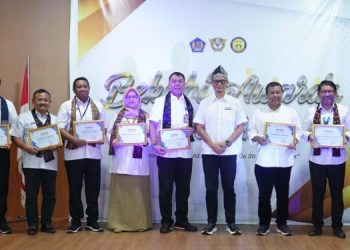 Poto bersama usai Penyerahan penghargaan oleh kepala Bea Cukai Jambi, Wijang Abdilah di Aula KPPBC TMP, Rabu (12/06/2024). (Dok. Ist)