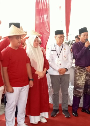 Zuwanda Sawaluddin saat tiba di kantor KPU Kabupaten Muaro Jambi untuk mendaftar  menjadi Calon Bupati dan Wakil Bupati Muaro Jambi (dok. Deni/Salimbai.id)