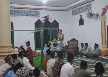 Calon Bupati Muaro Jambi Zuwanda saat memberikan sambutan di acara maulid Nabi di sungai gelam (dok. Deni/Salimbai.id)