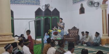 Calon Bupati Muaro Jambi Zuwanda saat memberikan sambutan di acara maulid Nabi di sungai gelam (dok. Deni/Salimbai.id)