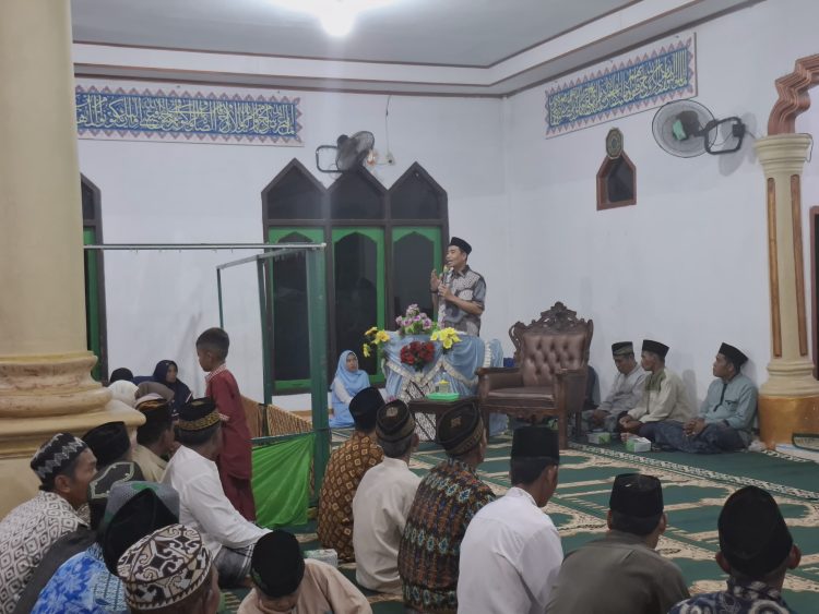 Calon Bupati Muaro Jambi Zuwanda saat memberikan sambutan di acara maulid Nabi di sungai gelam (dok. Deni/Salimbai.id)