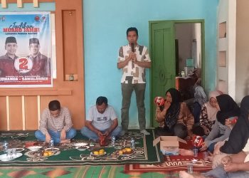 Calon Bupati Muaro Jambi Zuwanda saat bertemu masyarakay Kumpe Ulu di Desa Sakean (dok. Salimbai.id/Deni)