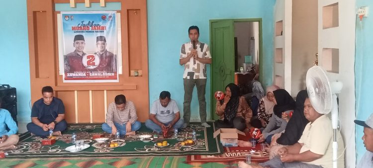 Calon Bupati Muaro Jambi Zuwanda saat bertemu masyarakay Kumpe Ulu di Desa Sakean (dok. Salimbai.id/Deni)