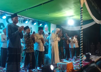 Cabup Muaro Jambi Zuwanda saat menghadiri Harlah Majelis Sholawat di Sungai Gelam (dok. Salimbai.id/Deni)